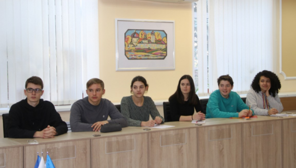 Делегация французских школьников находится с официальным визитом в Пскове